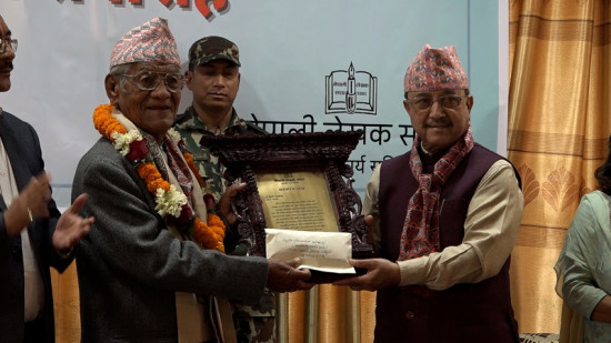 वरिष्ठ साहित्यकार काइँला एक लाख राशिको पुरस्कारबाट सम्मानित